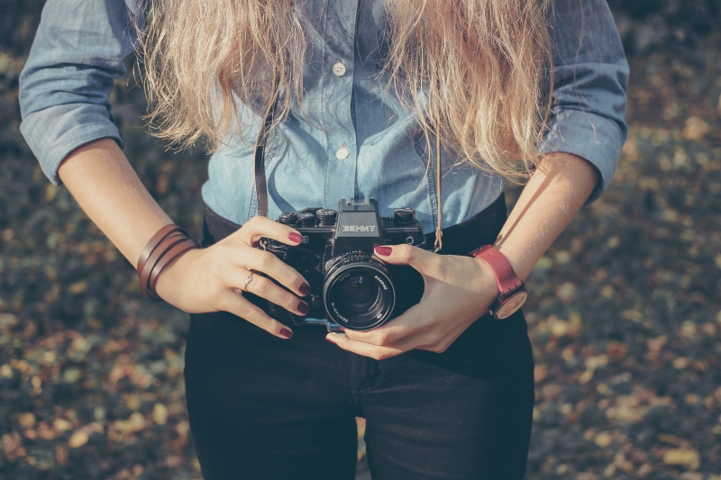 photographe-CARCES-min_hand-person-girl-woman-camera-photography-614-pxhere.com